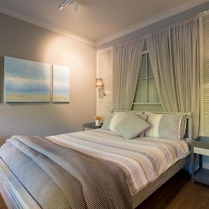 Deluxe Queen Suite